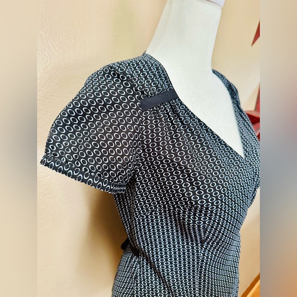 Ann Taylor LOFT Petites Blue Circles Short Sleeve Top - Picture 3 of 6